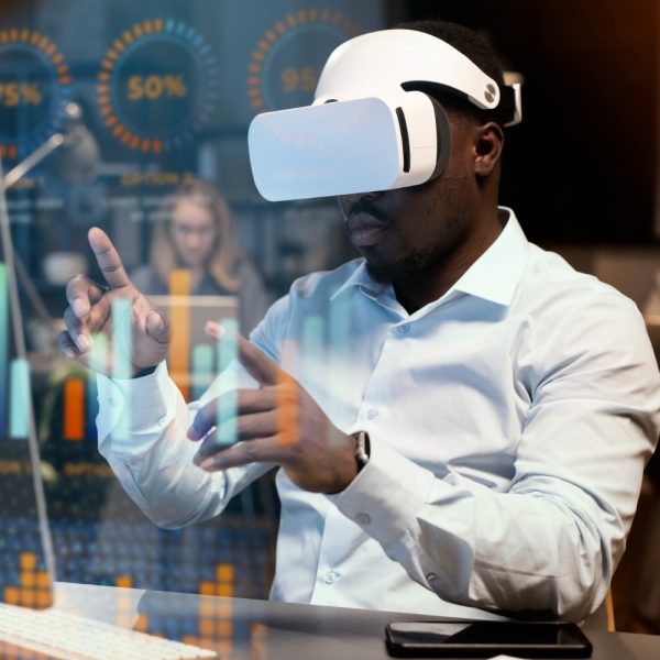 personne-travaillant-html-ordinateur